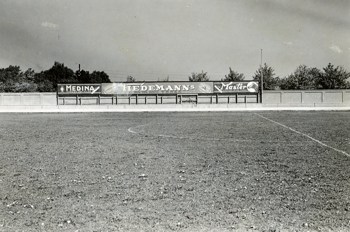 Reklameskilt fra Tiedemann på Fredrikstad stadion.