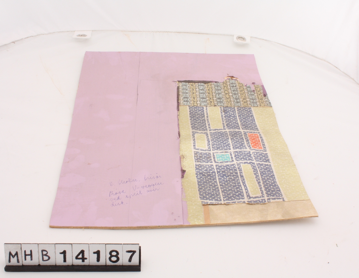 Tapetprøver limt på et rektangulært stykke papp. Prøven inneholder 4 forskjellige tapettyper.