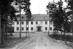 Kanslibyggnad på F 2 Roslagens flygflottilj, 1932 med framfartsväg i förgrunden.