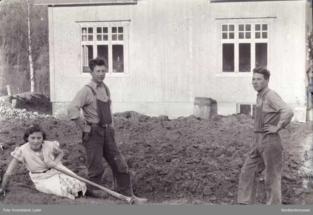 Kvantolands protokoll: Emma Storeide og 2 brødre. 

Ekstern kommentar: "Emma ble gift med Karl Haugen, og brødrene er Martin Bakkemo og Olaf Storeide."

Ekstern kommentar: Brødrene er  fra venstre  Ingebrigt Jørgenius Storeidet og Robert Severin Larsen.