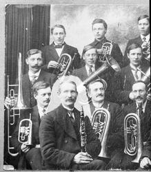 Sortland Musikkforening 1910, repro. Høyre del av bildet man