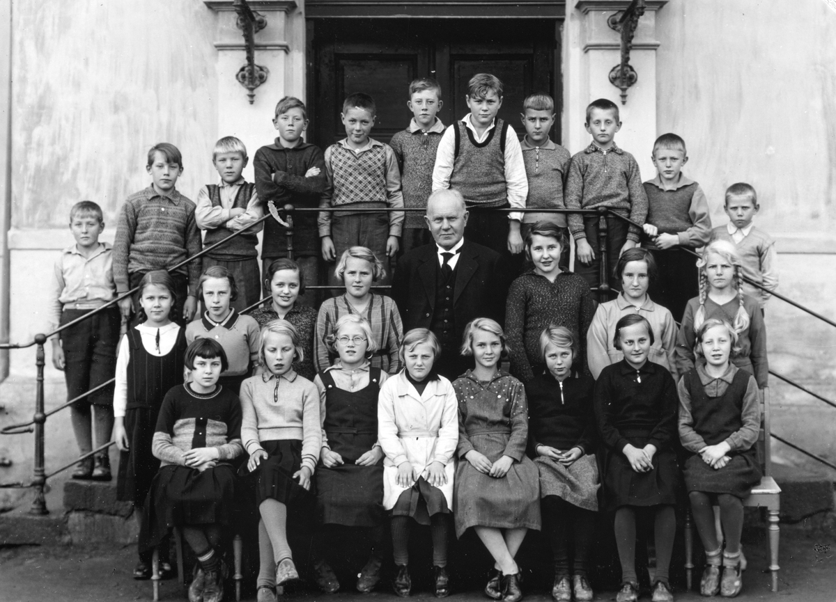 Midtbyen skole, Hamar. Gruppe, skoleklasse med lærer, ukjent år. 