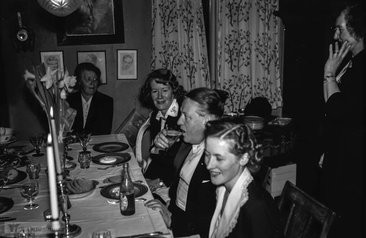 Hjemme hos Fam Stang.."Ivar Johnsen hos Stang januar 1954"..