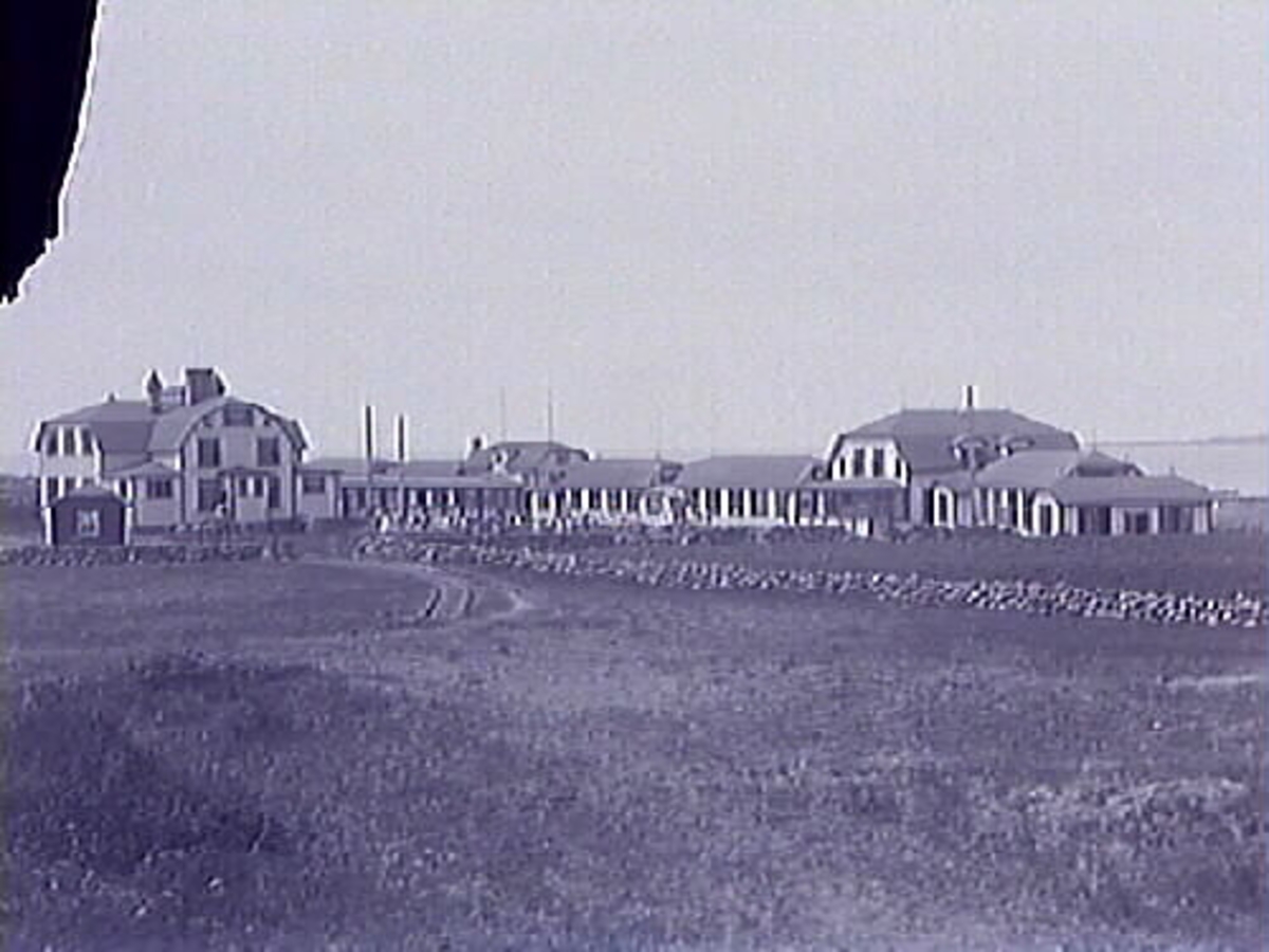 Vykort, "Varberg, Apelvikens Kustsanatorium". Taget från landsidan mot havet.