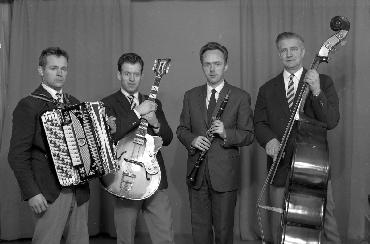 Musikkgruppe, kvartett med trekkspill, gitar, klarinett og kontrabass, ukjent menn, Moelv.
