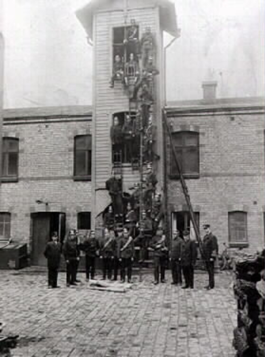 Varbergs frivilliga brandkår övar framför brandstationen på Torggatan. 1918. Trolig fotograf Gustaf Björkström. Personalgrupp.
Varberg, Kv Läkaren, Torggatan