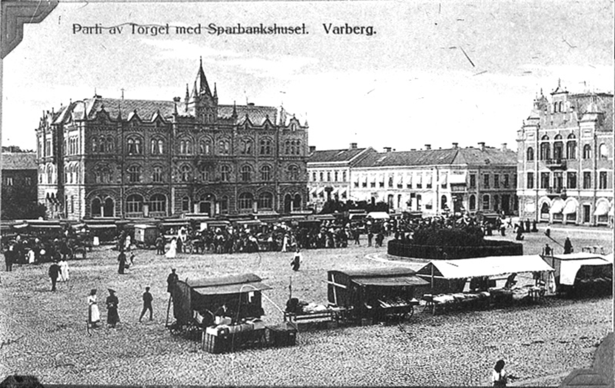Bild 1: Parti av torget med sparbankshuset och byggnader utmed Kungsgatan. Vykort. 
Bild 2: Barnens badstrand. Vykort