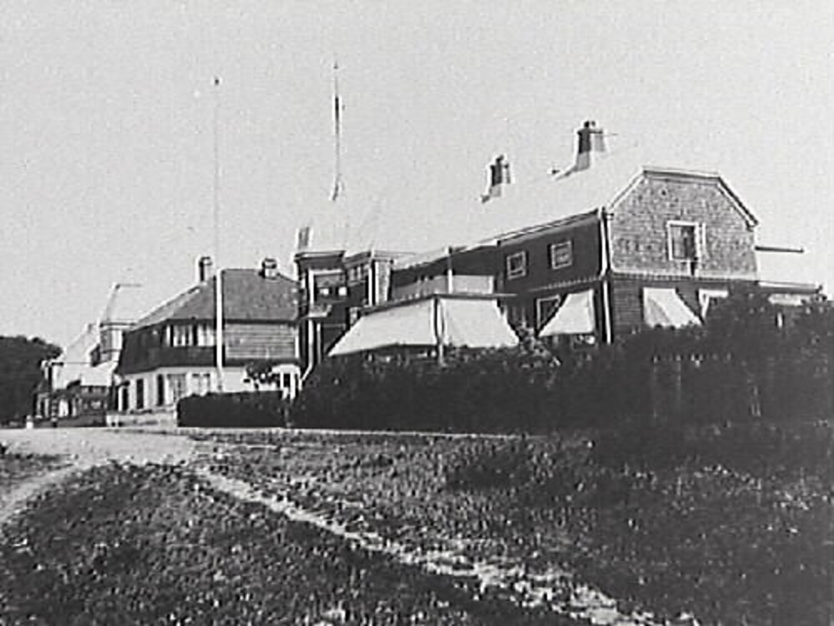 Hejllska villan, Bomlyckan 10 i Södra villastaden. Villan uppfördes år 1904 (då tomt nr 1) till stadsfiskal Nils Olof Samuelsson och ritades av byggnadsingenjör/arkitekt Gottfrid Ljunggren. Till vänster fastigheten Kronofogden 6, kallad Kindvallska villan. Mellan husen går Lasarettsgatan och Västra Vallgatan ser ut att vid denna tid sluta här med en gräsmatta där markrosorna blommat ut.
Bild E8084: interiör från Bomlyckan 10.