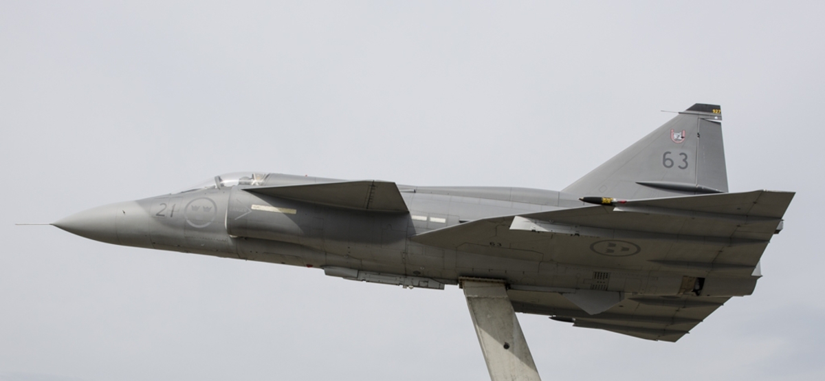 Attack- jakt- och havsövervakningsflygplan, AJSH 37
Saab 37 Viggen

Märkning: På framkroppen kronmärke och flottiljnummer 21 och på fenan kodsiffra 63 samt emblem för första divisionen Aktu Stakki.
