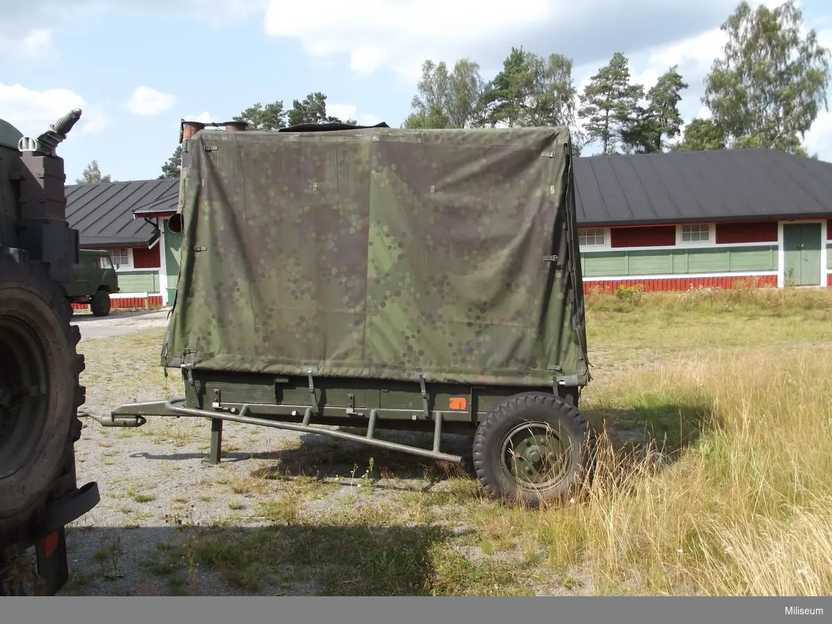 Kokkärra 111, har kokspis samt lågtryckspanna för tryck-kokning. Drogs oftast av en traktor. Ersatte kokkärra m/46 och användes under 1950-1990-tal. Används fortfarande av Hemvärnet.