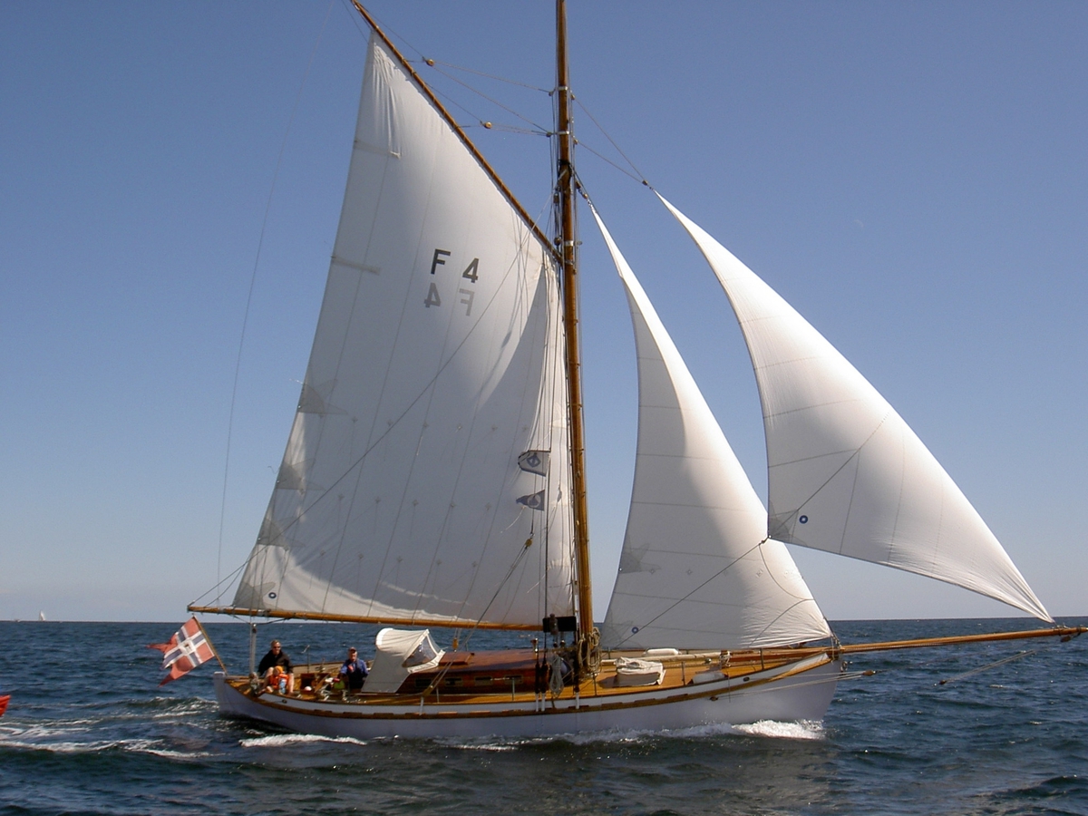Gaffelrigget lystfartøy konstruert og bygget av Colin Archer 1889 i Larvik. Skrog av eik og furu. Motor: Yanmar diesel 70 HK 2000-modell.