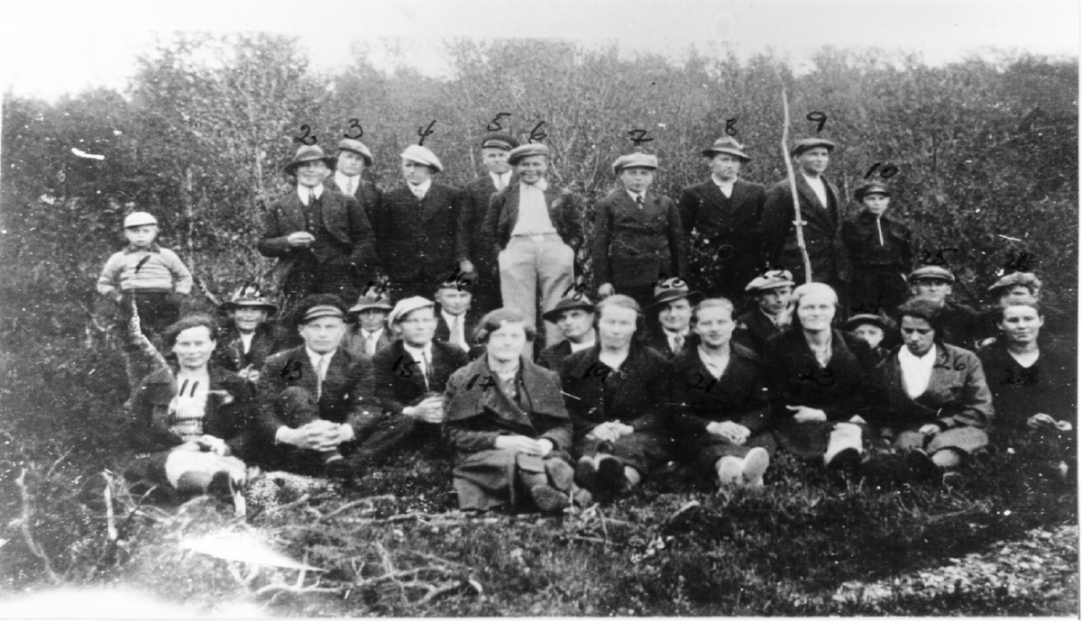 Fotball-publikum, Lyngen, 1934. Etter nummer: 3 Alf Larsen, 4 Asle Samuelsen, 5 Arne Hansen, 6 Henry Skogvang, 7 Asle Hansen,  8 Hilmar Samuelsen,  9 Emil Mathisen, 10 Håkon Hansen, 11 Ingeborg Jensen, 12 Kristian Hansen, 13-16 ukjent, 17 ukjent, tjenestejente hos Abel Nergård, 18 Hans Høgås, 19 Borghild Mathisen, 20 Osvald Pedersen, 21 Anny Hansen g.Dunvold, 22 Lydian Hansen, 23 Magna Evensen, 24 Sverre Hansen, 25 Arne Samuelsen, 26 Nora Hansen. Dessuten: Trygve Hansen, Einar Hansen, Sigvald Samuelsen, Karl Klausen, Leonard Samuelsen, Hans Hansen, Aslund Slettland og Astri Jensen.