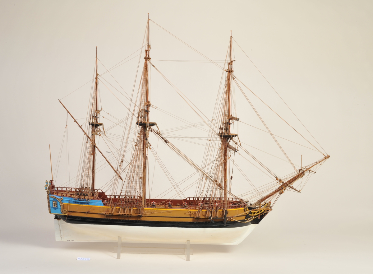 Helmodell av Peter Wessel Tordenskjolds 'Løwendals Galley'. 3 master, rigget  uten seil. Skroget: Skansen blå utenbords. Brun med sort belte ved vannlinjen. Hvit under vann.