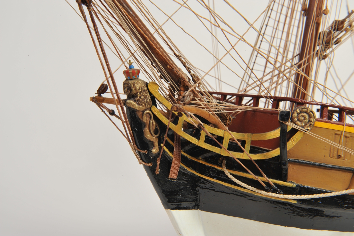 Helmodell av Peter Wessel Tordenskjolds 'Løwendals Galley'. 3 master, rigget  uten seil. Skroget: Skansen blå utenbords. Brun med sort belte ved vannlinjen. Hvit under vann.