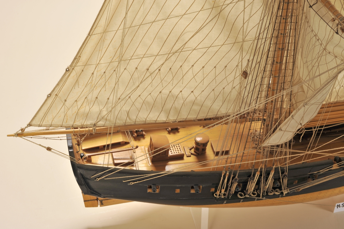 'Lougen' var konstruert av fabrikkmester Stibolt, bygd i København 1805,  overgikk til den norske marine 1816. Solgt til Fredrikstad og ombygget til bark 1825, solgt til Kristiania 1829. Kondemnert  Cuxhaven  1882 og opphugget.