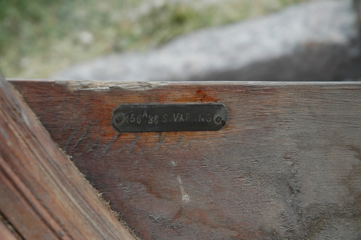 Samisk båt / skoltebask fra Varanger. Lang, smal robåt , primært for bruk i elv. Med øsekar og 2 årer.