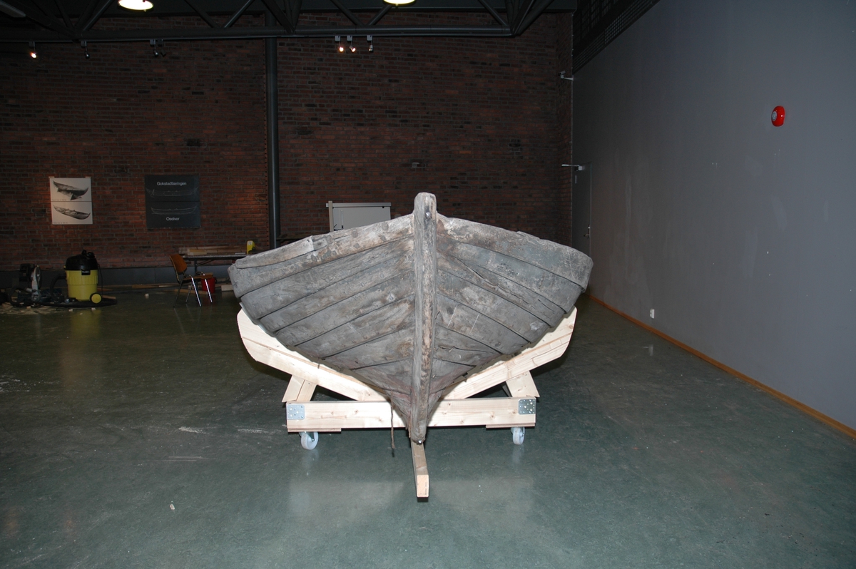 Sørøstnorsk ro- og seilsjekte av eldre type. Såkalt mellombåt. 1 par årer, tofter, mangler tiljer. Trenaglet