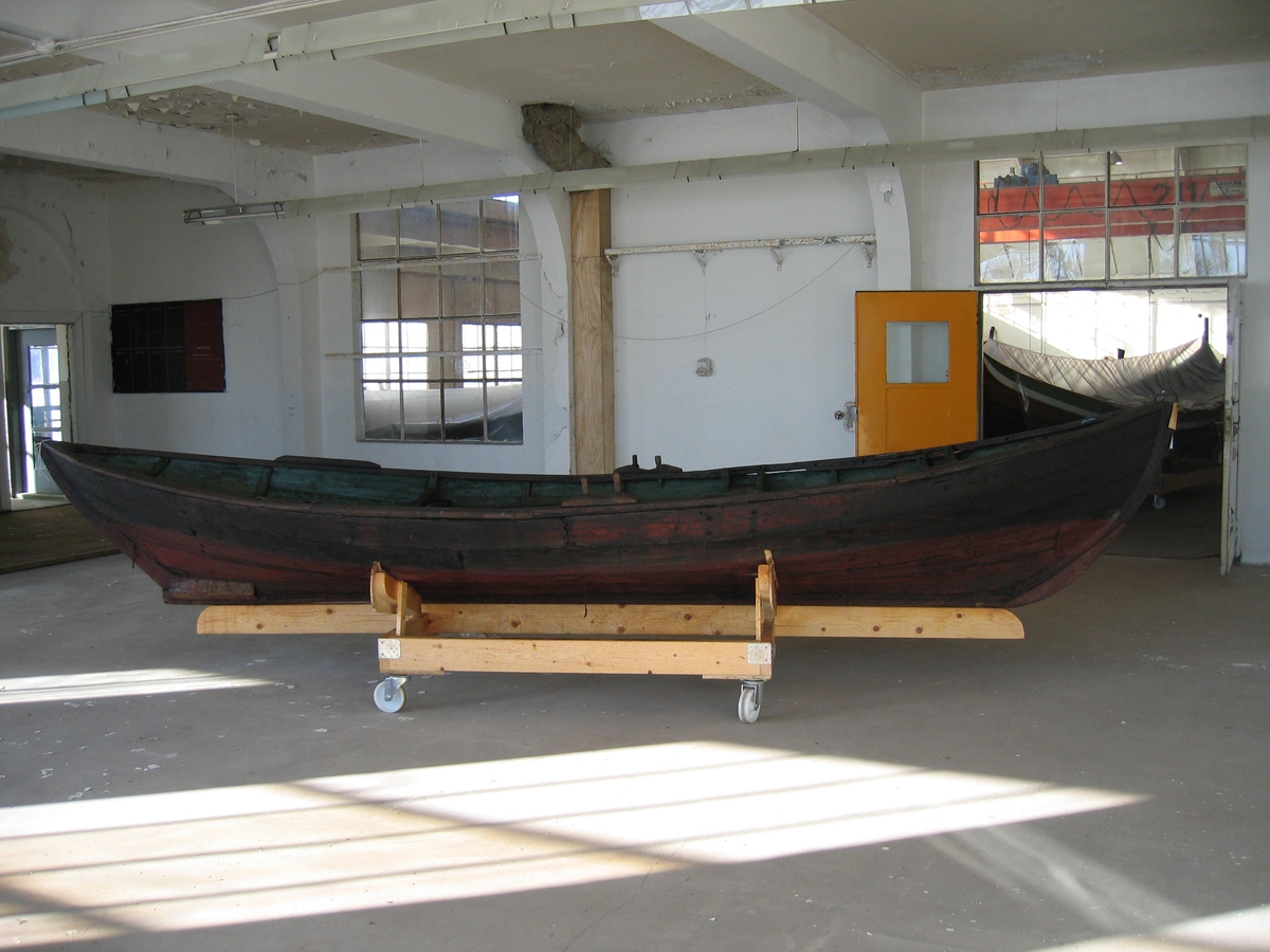 Med 2 seiltofter og fiskekum. Østnorsk type.