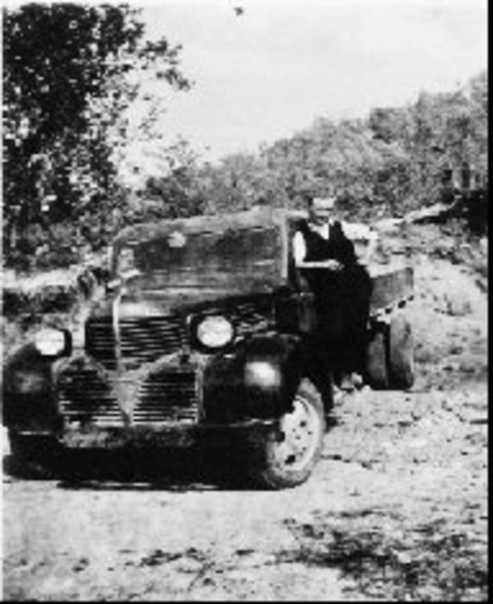 Maurits Ingebrigtsen ved siden av lastebil, en Dodge eller Fargo årsmodell 1939.