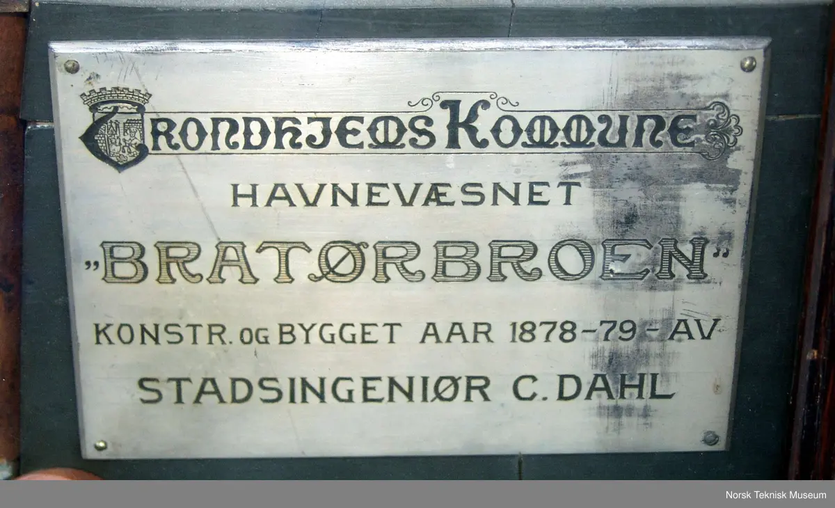 Gatebru med klaffer.
Konstruksjonen er noe utenom det vanlige.
