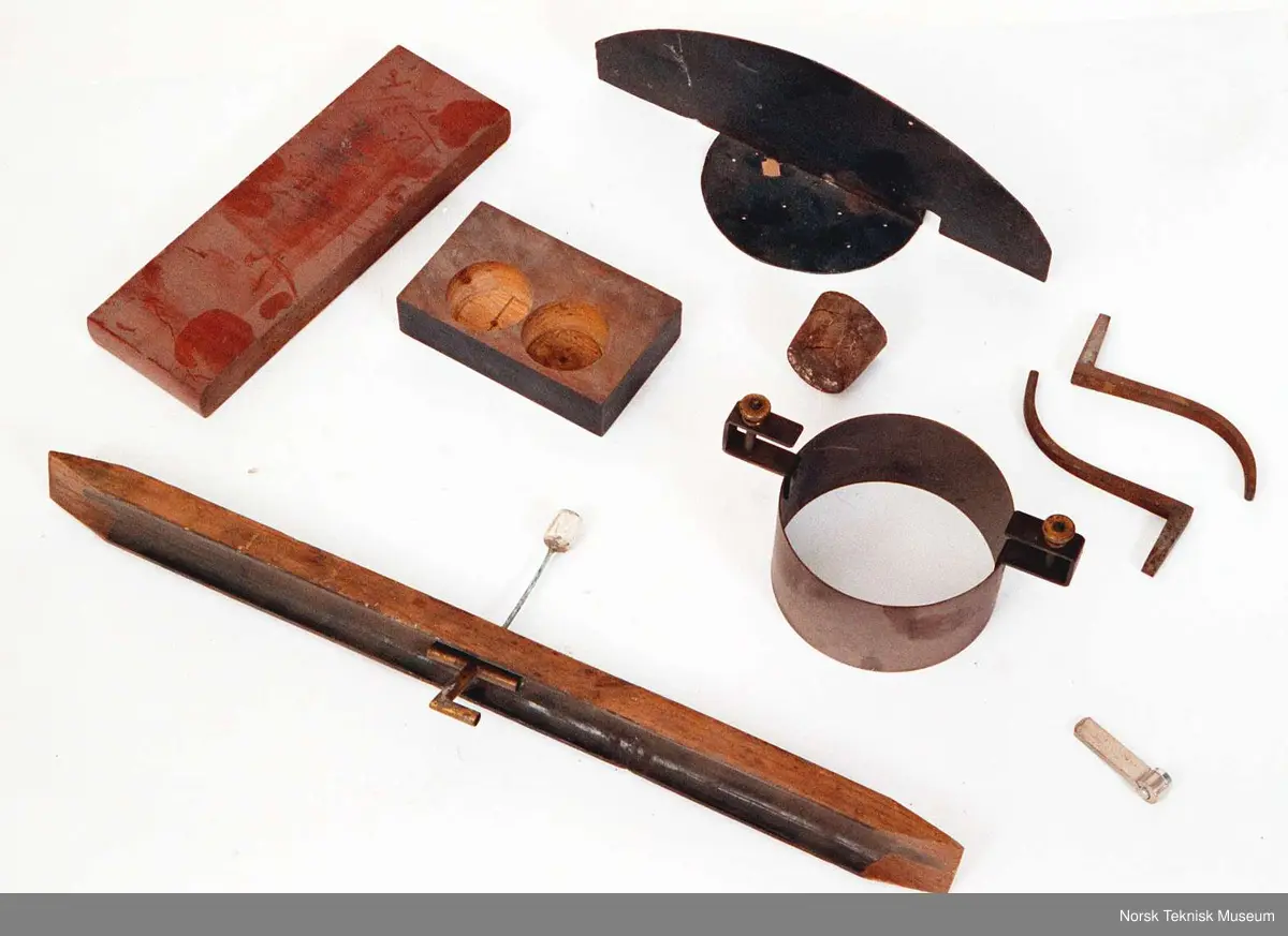 Diverse løse deler (Uidentifiserte) til forskjellige av gjenstandene i fysikksamlingen