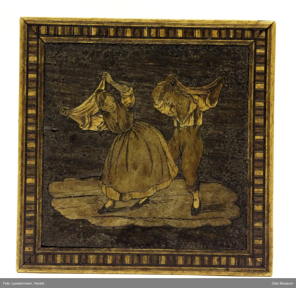 Alle fire sider og lokk har innlagte motiver i gullfargede og brune sjatteringer. (Se foto).