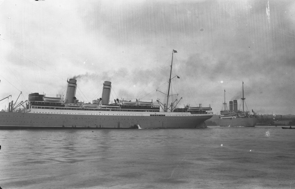 Stavangerfjord (b. 1918, Cammell, Laird & Co., Birkenhead) og Bergensfjord (b. 1913, Cammell, Laird & Co., Birkenhead), Oslo havn