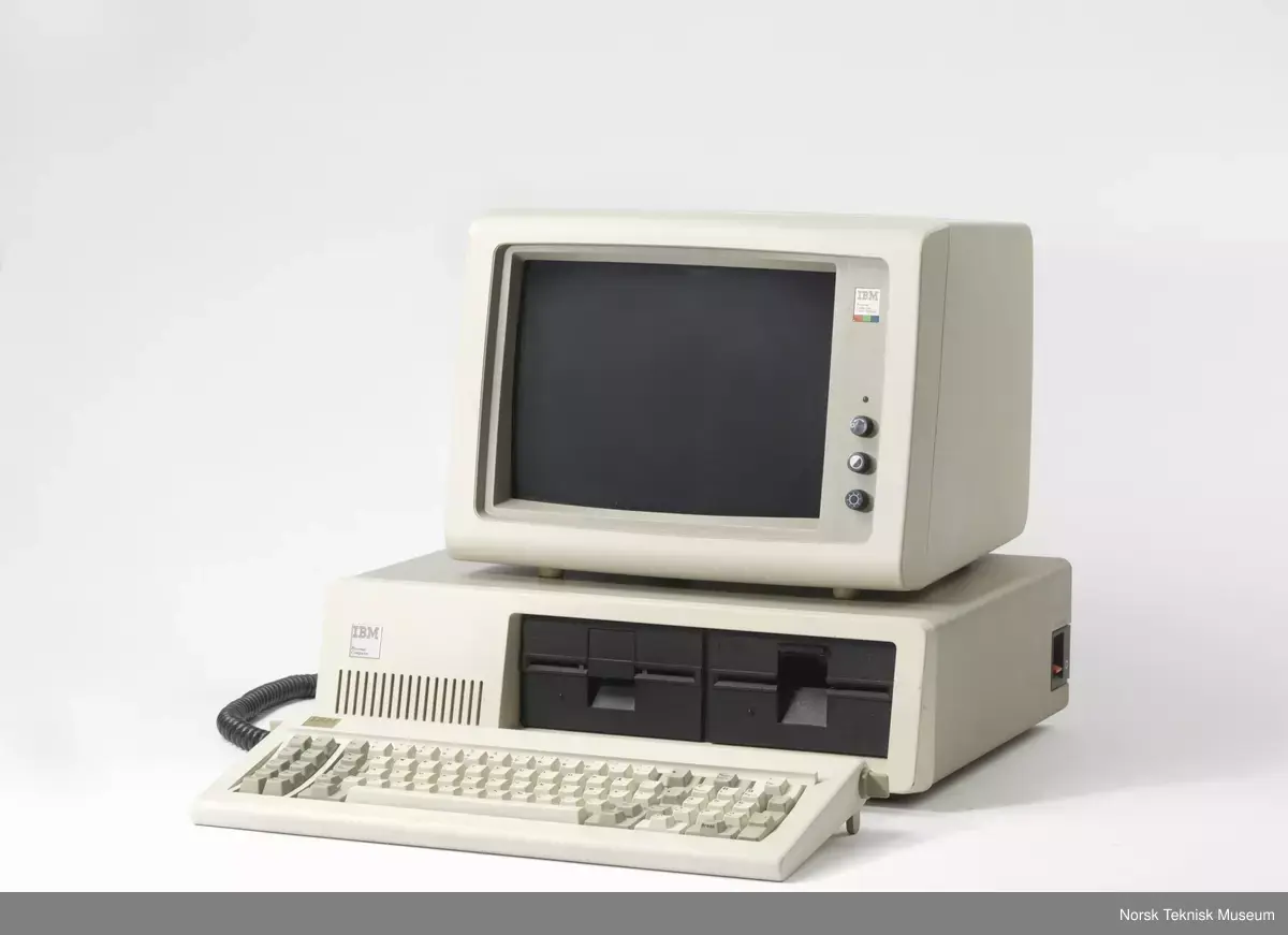 Prosessor: Intel 8088 8 bits, 4,77 Mhz
16 - 256 kb RAM, 5 1/4 " 160 kb diskettstasjon.
Monokrom eller fargeskjerm evt. fjernsynsapparat.
Operativsystem: MS- DOS.
Pris: (1983) 18000