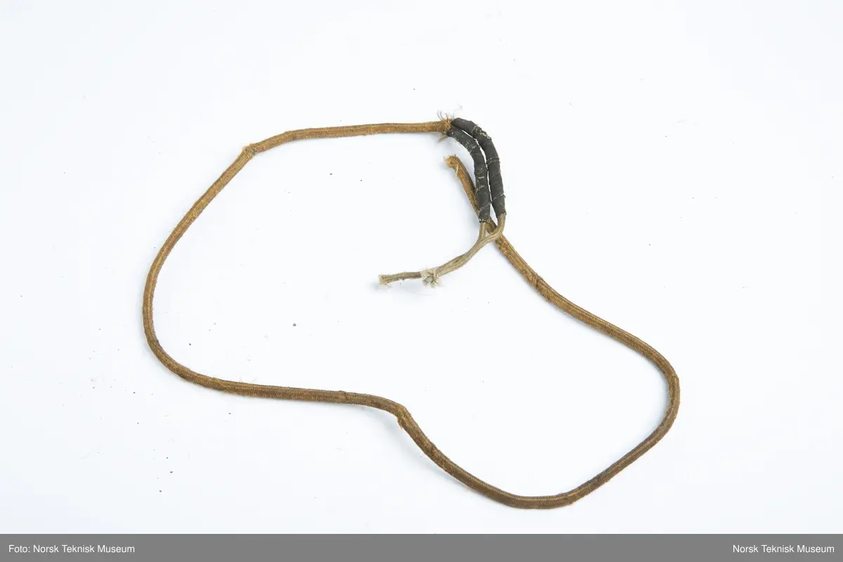 Lysekrone / hengelampe i metall for sju lys (seks lys + ett i midten). Lampa er ødelagt og i mange deler, oppheng, løse pæreholdere, glassbeholder, kuppel etc.