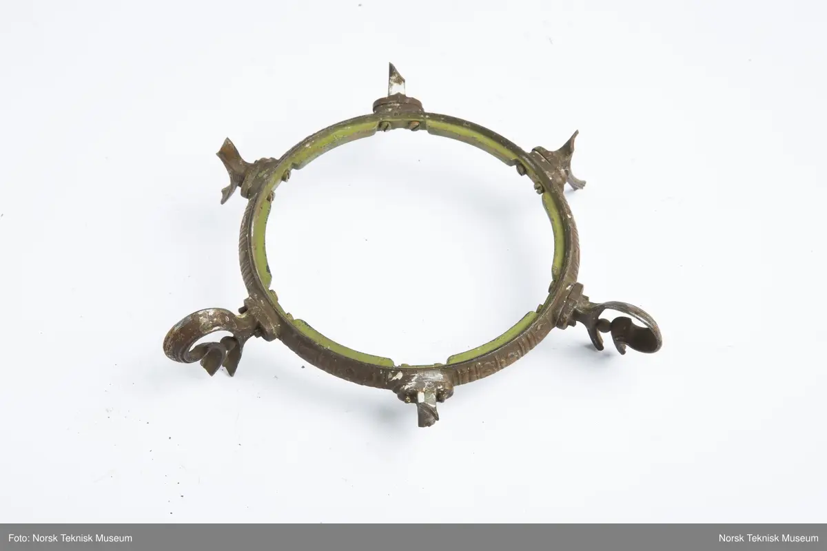 Lysekrone / hengelampe i metall for sju lys (seks lys + ett i midten). Lampa er ødelagt og i mange deler, oppheng, løse pæreholdere, glassbeholder, kuppel etc.