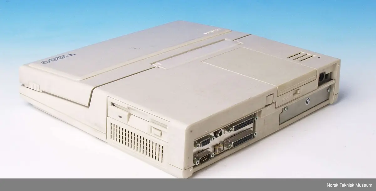 2.gen. bærbar mikrodatamaskin m/10" LCD skjerm og 3,5" diskettstasjon. 
Strømforbruk: 12 VDC, 2,2A