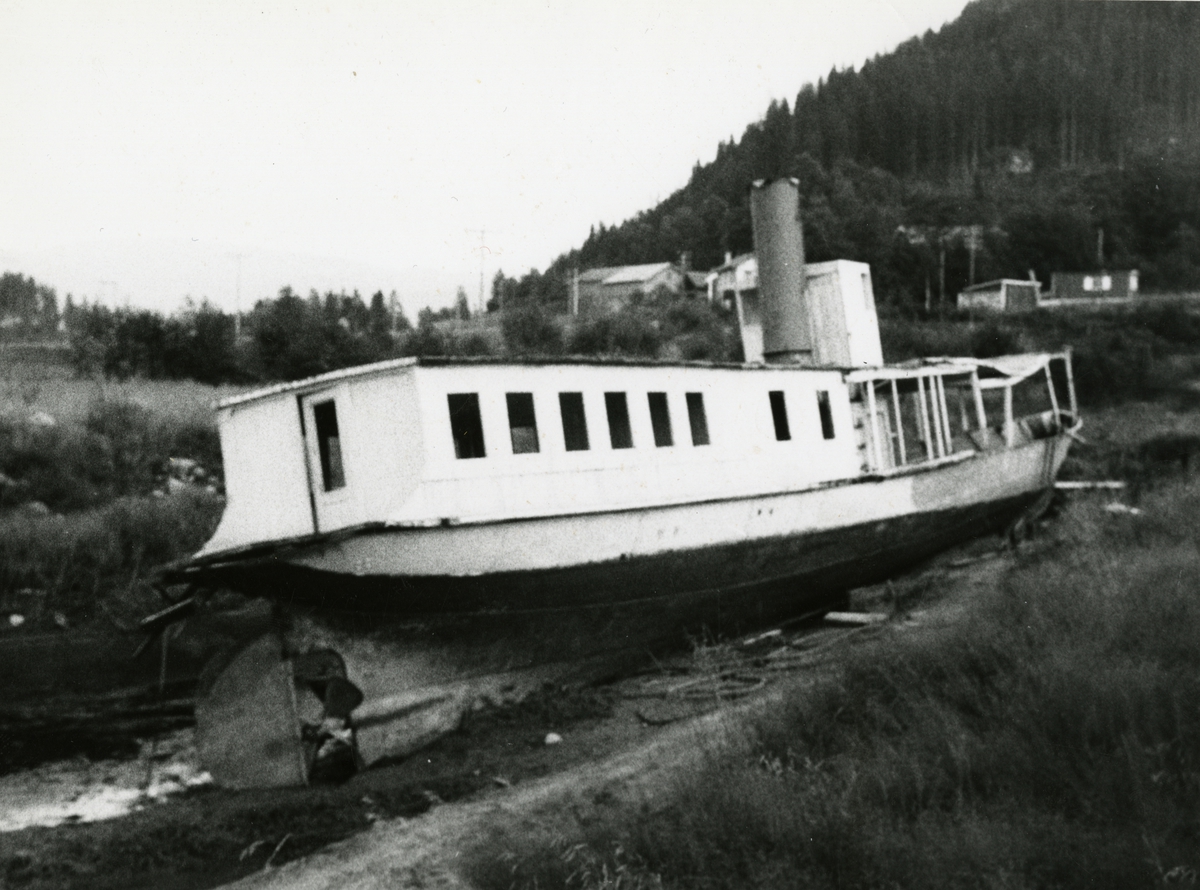 D/S 'Bjoren' (b.1867, Akers mek. Værksted, Christiania) liggende på land ved Ose nord i Byglandsfjord, sett aktenfra