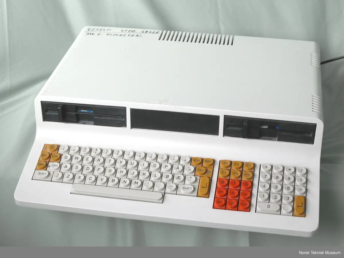 Prosessor: Zilog Z80 A, 4 MHz.
Minne: 8 kb ROM, 64 kb RAM
2 x 800 kb 5 1/2 " diskettstasjoner.
256 farger skjerm 3 kanals lyd. Operativsystem: CP/M. 70 W strømforbruk. 