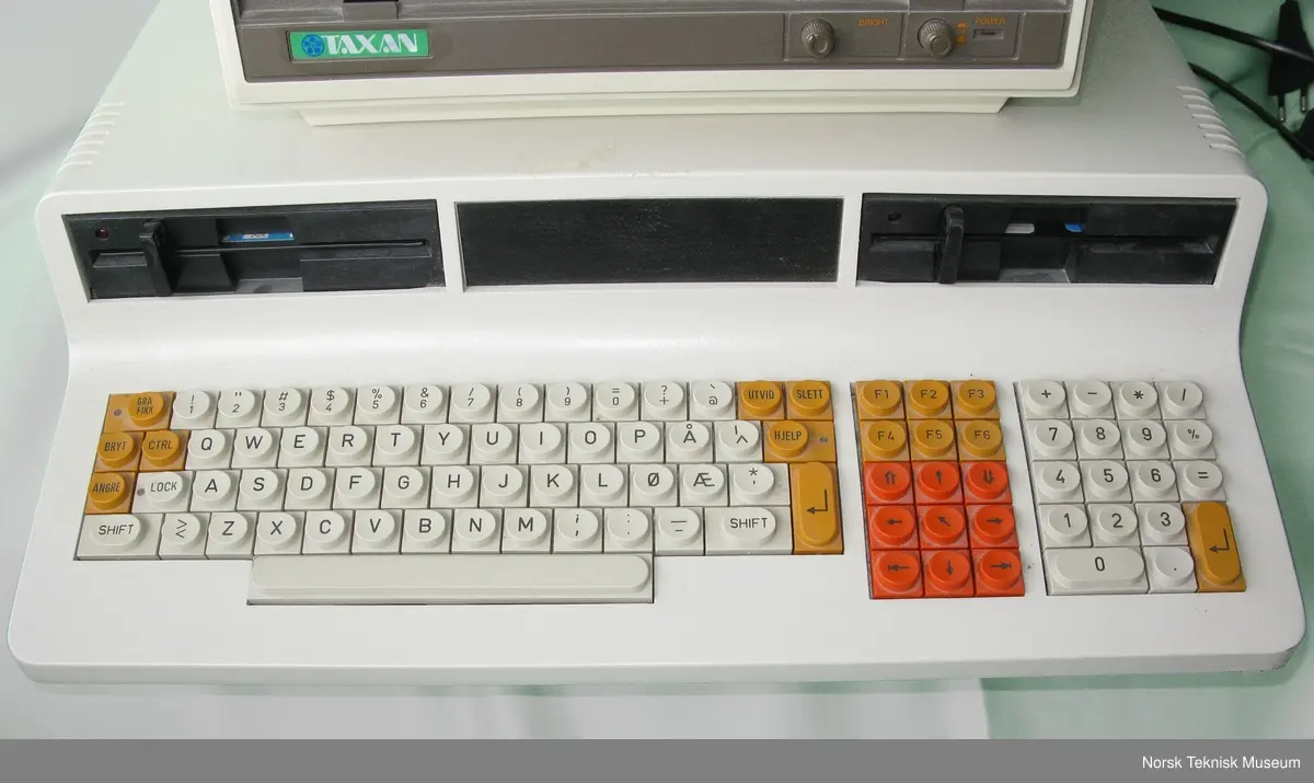 Prosessor: Zilog Z80 A, 4 MHz.
Minne: 8 kb ROM, 64 kb RAM
2 x 800 kb 5 1/2 " diskettstasjoner.
256 farger skjerm 3 kanals lyd. Operativsystem: CP/M. 70 W strømforbruk. 