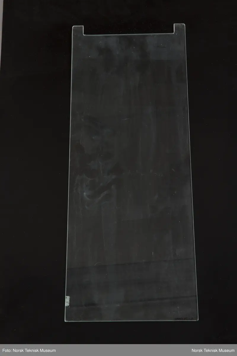 5 glassplater. I den ene enden skåret 2 tapper