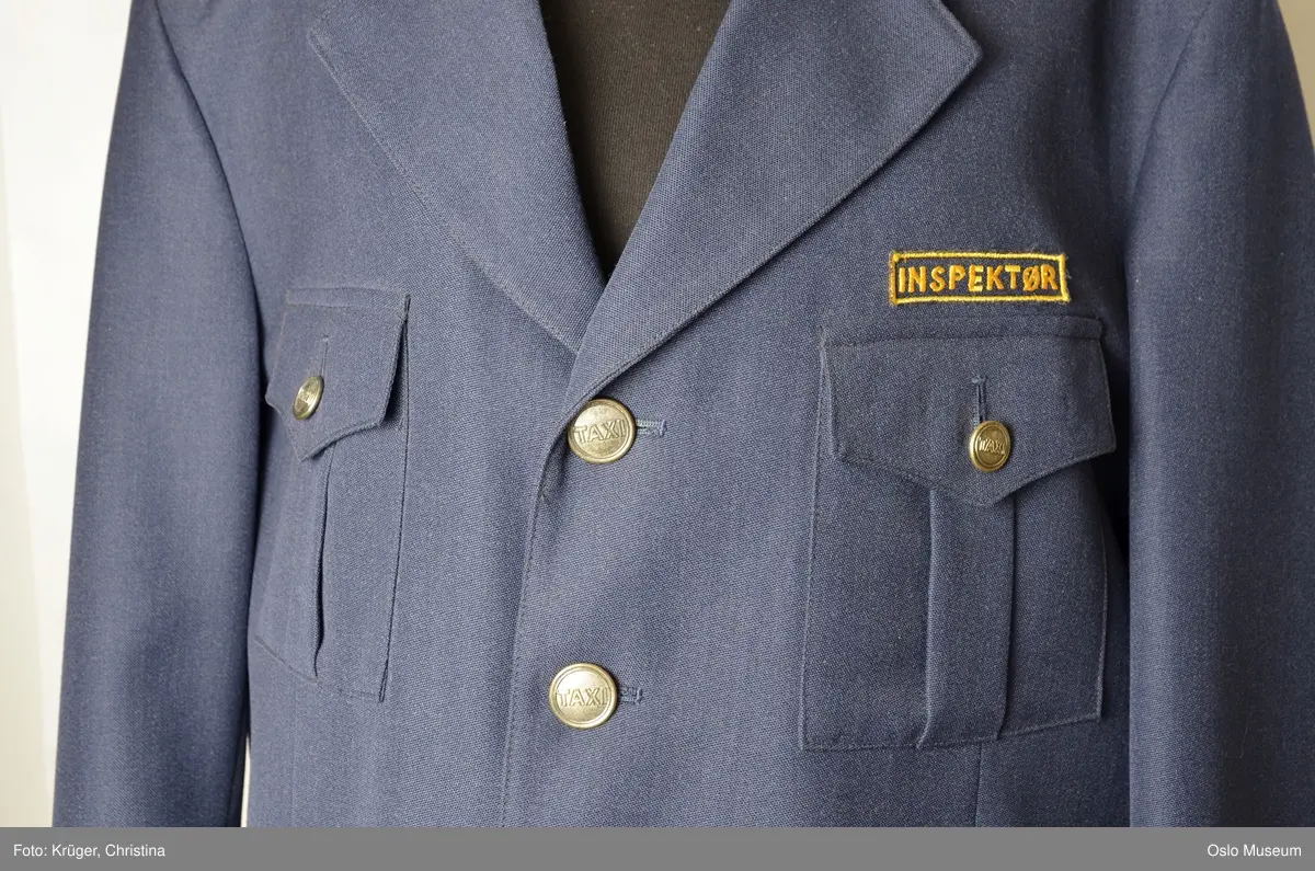 Uniform for Taxi inspektør. Taxi uniformen består av lyseblå skjorte med Taxi merke, et blått slips med Taxi logo, en bukse med PELLY merke og en blå jakke i str. 46 og en lue/hatt.