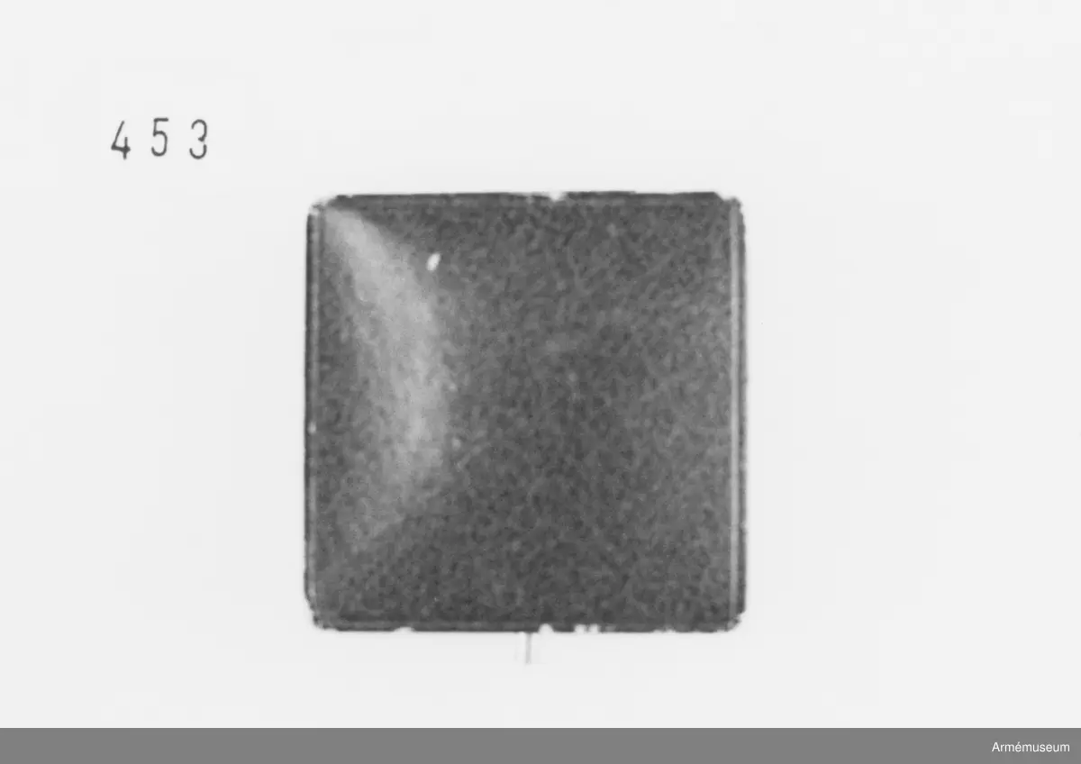 Brunt etui skänkt av fru M. Lilliehöök. Invändig botten klädd med vit sammet. Finns en springa för broschens nål. Locket invändigt klätt med vitt siden och bär en stämpel i guldtryckt: "Gustaf Möllenborg 14 Drottninggatan 14 Kongl. Hofjuvelerare. Stockholm." Över stämpeln en kunglig krona.
Samhörande nr är 452-453 och en bokgåva.