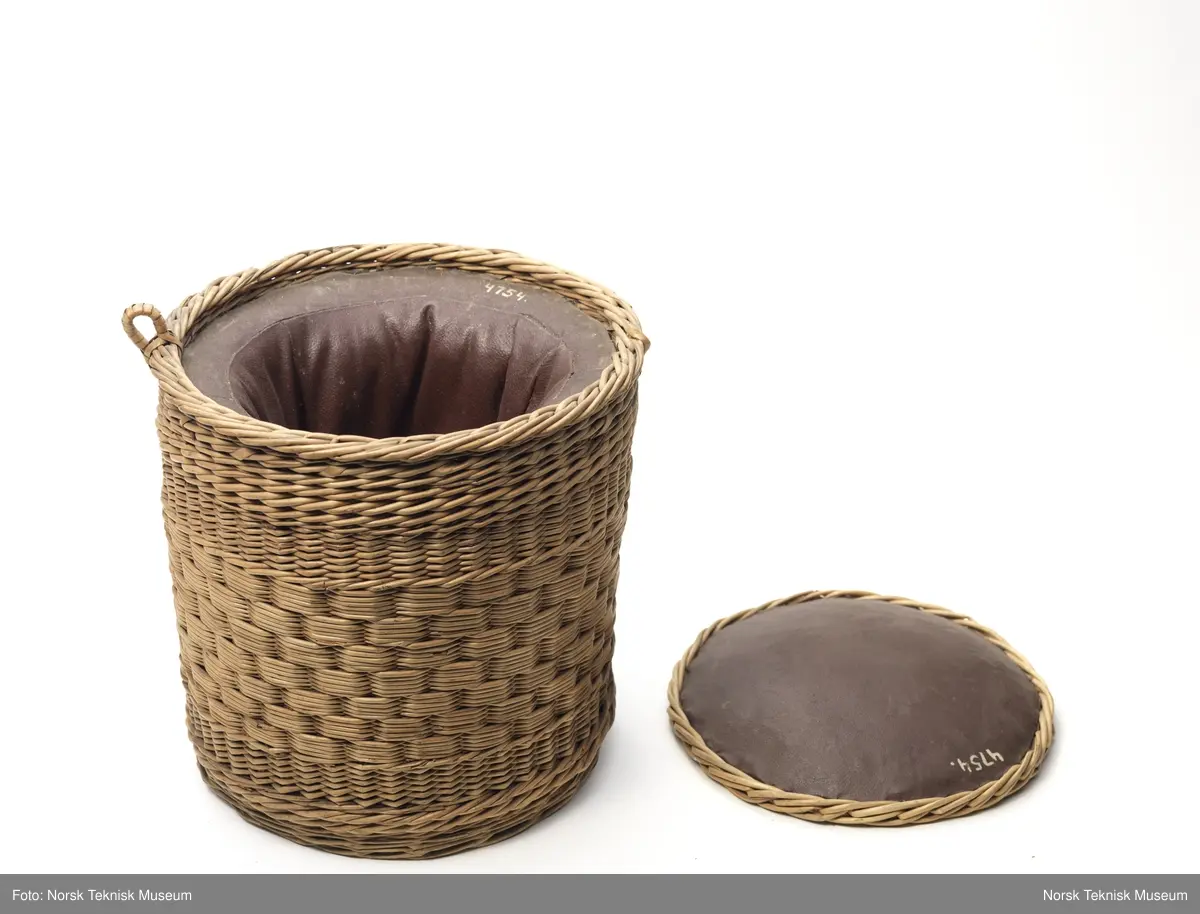 Termosaktig flettet kurv med håndtak og lokk.
Håndtaket er løst.