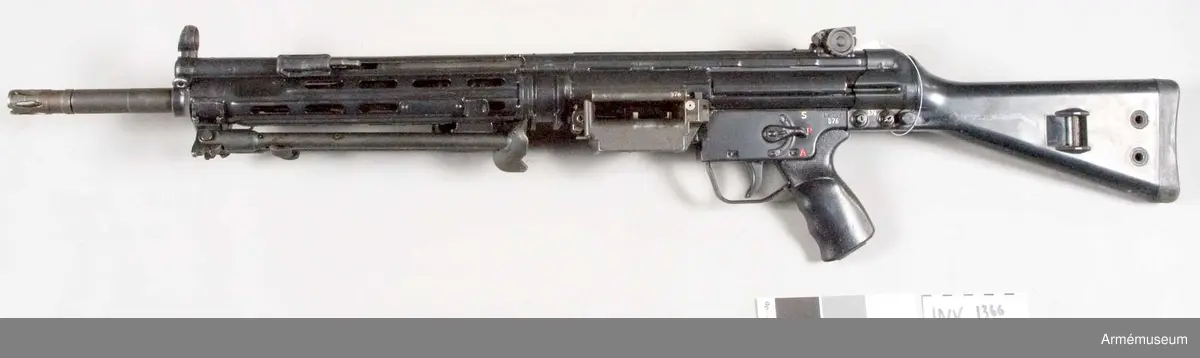 Kulspruta, lätt, HK 21 A1.Helautomatiskt, luftkylt vapen med ammunition bandad i ksp/58 band. Pipan har benstöd och kan snabbt bytas ut. Kolven av konstmassa (plast). Tillv. på försök till beväpning av hemvärnet, ej fastställd modell, för svensk räkning i 21 exemplar. Kaliber 7,62x51 mm. Mekanisk eldhastighet: 750-850 skott/min.

Samhörande nr är 1367-1368.