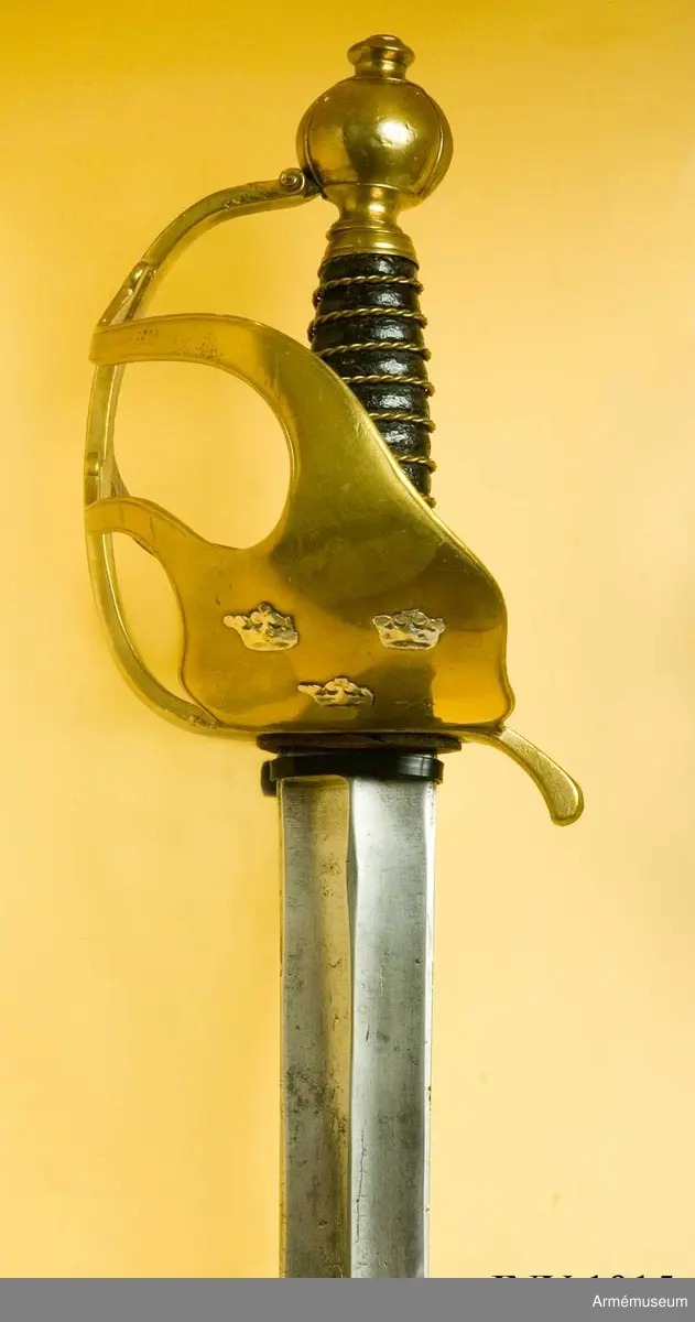 Fäste av samma typ som officerspallaschen m/1779, men utan förgyllning. Parerplåten har tre silverkronor. Kavellindning av tio varv tvinnad mässingtråd. Märkt "ILM" på parerplåten. 

Klingan är rak och tveeggad. Bredd vid fästet: 36 mm.