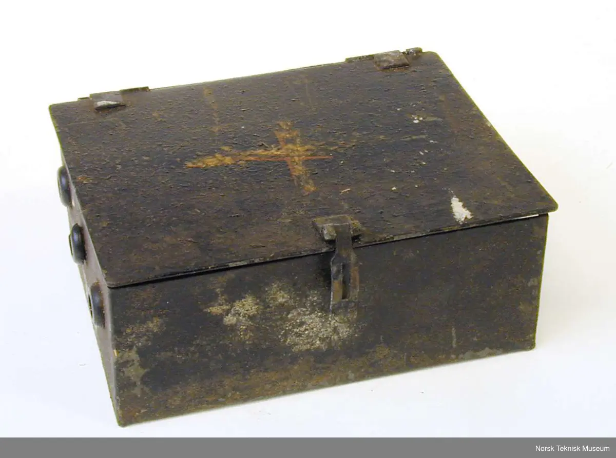 Sikringselementer montert på marmorplate i en jernboks.