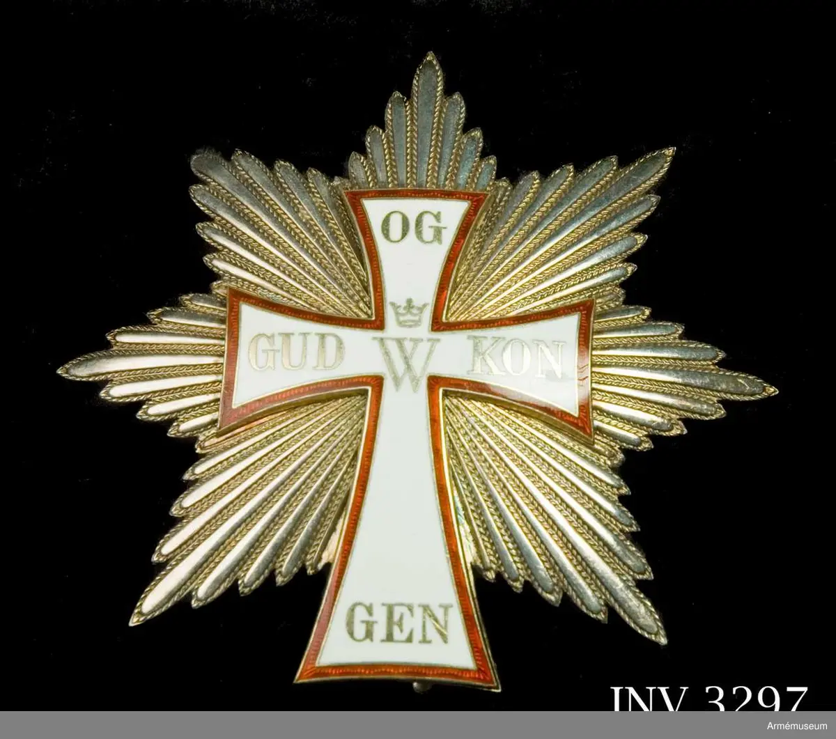 Av silver med kors av vit och röd emalj. 

Åtsida: På korset med guldbokstäver "GUD OG KONGEN" över Kristian V:s monogram. 

Förvaras i röd ask, avsedd att delas med storkorset som bäres över höger axel i vitt band med röd kant