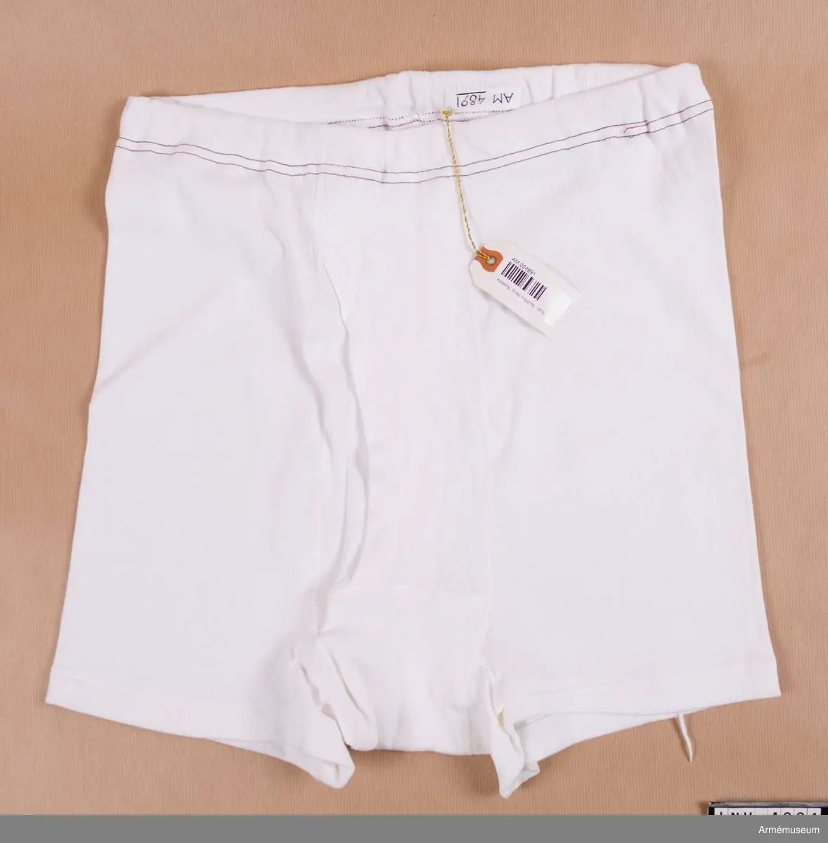 Storlek: 6. Kalsonger korta, av vit trikå, bomull, omlottgående framtill. Märkta Eiser 6.