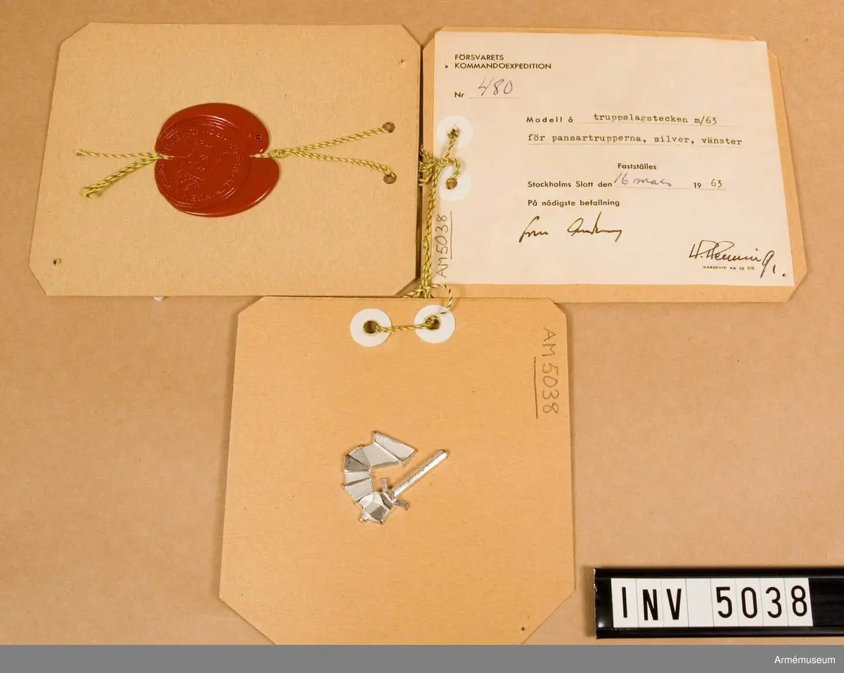 Silverutförandet gäller endast för P 1, då detta förband är enda gardesregementet bland pansartrupperna. Silver vänster. I övrigt se 5037. Vidhängande etikett anger dag för fstställande. Stockholms Slott den 16/3 1963 Sven Andersson H. Henning .
