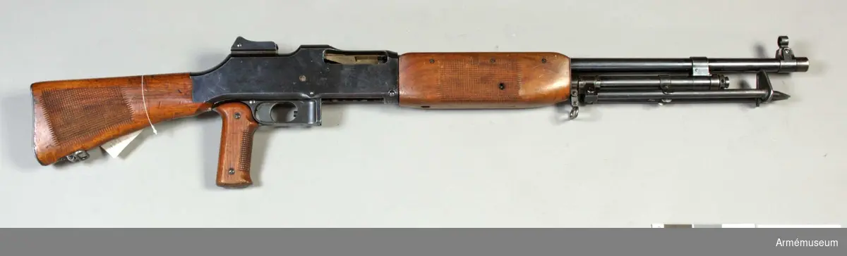 Kulsprutegevär m/1921, syst Colt-Browning. USA.
Gasuttagmekanism, ramsikte (diopter) och korn. Märkt B.H. (N.O). Största skottvidd 4500 m, mekanisk eldhastighet 8 sk/s.