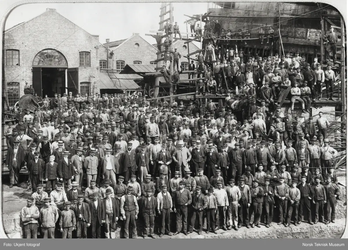 Arbeidsstokken ved Akers mek. verksted, 1898. Ifl. dag Solstads Aker-roman er fotografen en viss J. Davis, innleid fra Paris,