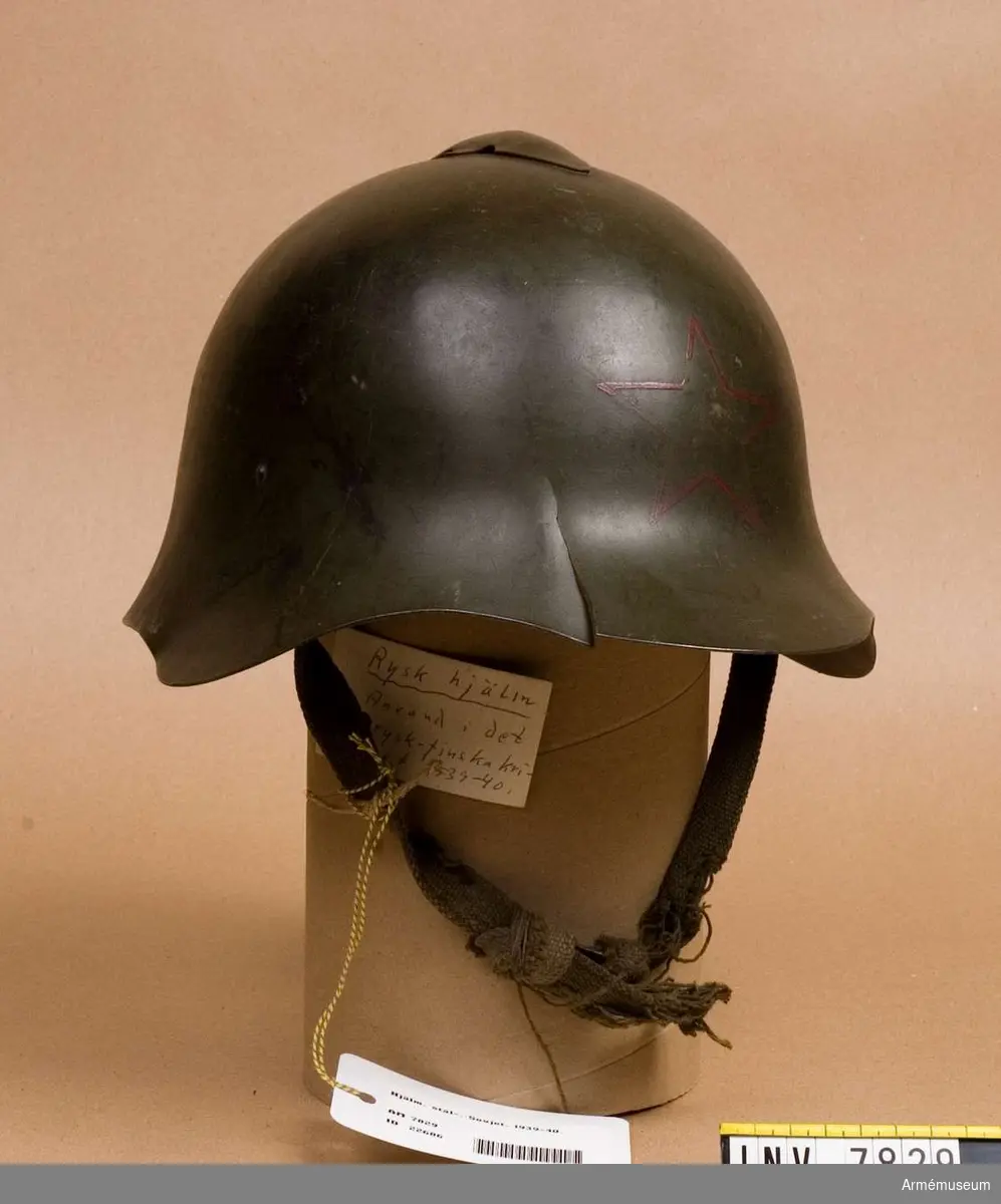 Baktill på insidan av skärmen står tryckt "POCT", samt siffrorna 294 och 229. Framtill på yttersidan är röda stjärnan ritad i röd kontur. På kullens topp en förstärkning. Skärmen är sprucken framtill och baktill.

Hjälmen har inredning.