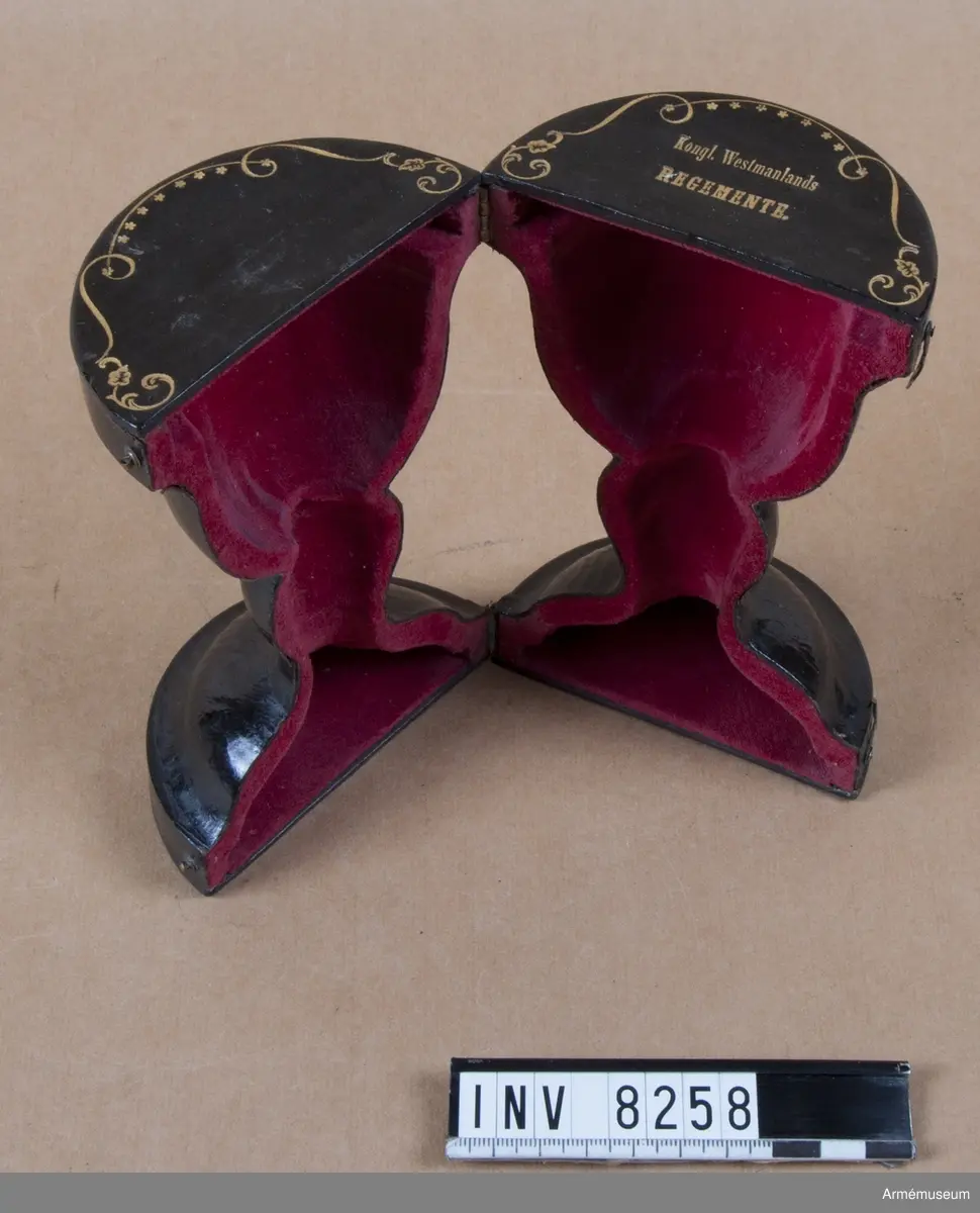 Fodralet är format för kalk AM 8254 och för patén AM 8255 och oblatask AM 8256, 8257. Fodralet är utfört i svart läder med ett rött sammetsfoder. På fodralets topp den plana plattan står märkt med guldbokstäver "Kongl. Westmanlands Regemente" med guldbokstäver. Runt omkring på topplattan löper en blomstergirland. En enkel gångjärnsanordning finns upptill och nertill och på motsvarande sida finns enkel låsanordning.