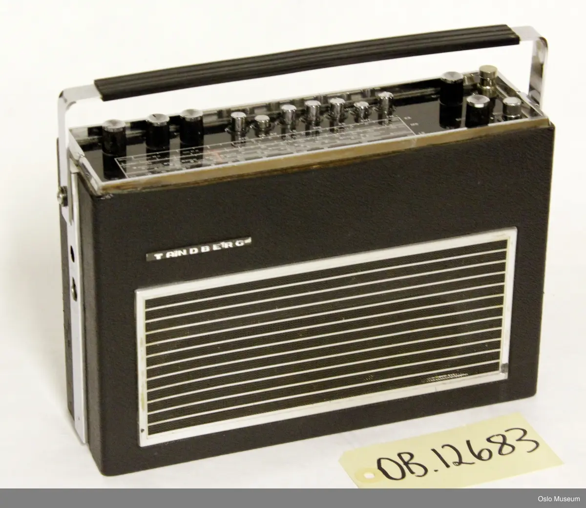 svart Tandberg portable 31 transistorradio, med prislapp under: 745,- og stempelavgift  64,- 
ang. stempelavgift, se feks http://www.nrhf.no/nrhf-stempel.html (15.02.2010)