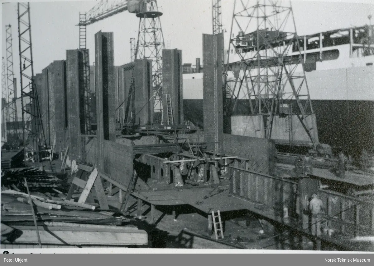 Tankskipet M/S Haakon Hauan, B/N 465 under bygging på Akers Mek. Verksted 18. oktober 1934. Skipet ble levert av Akers Mek. Verksted i 1935 til Østlandske og Vestlandske Petr. Co.